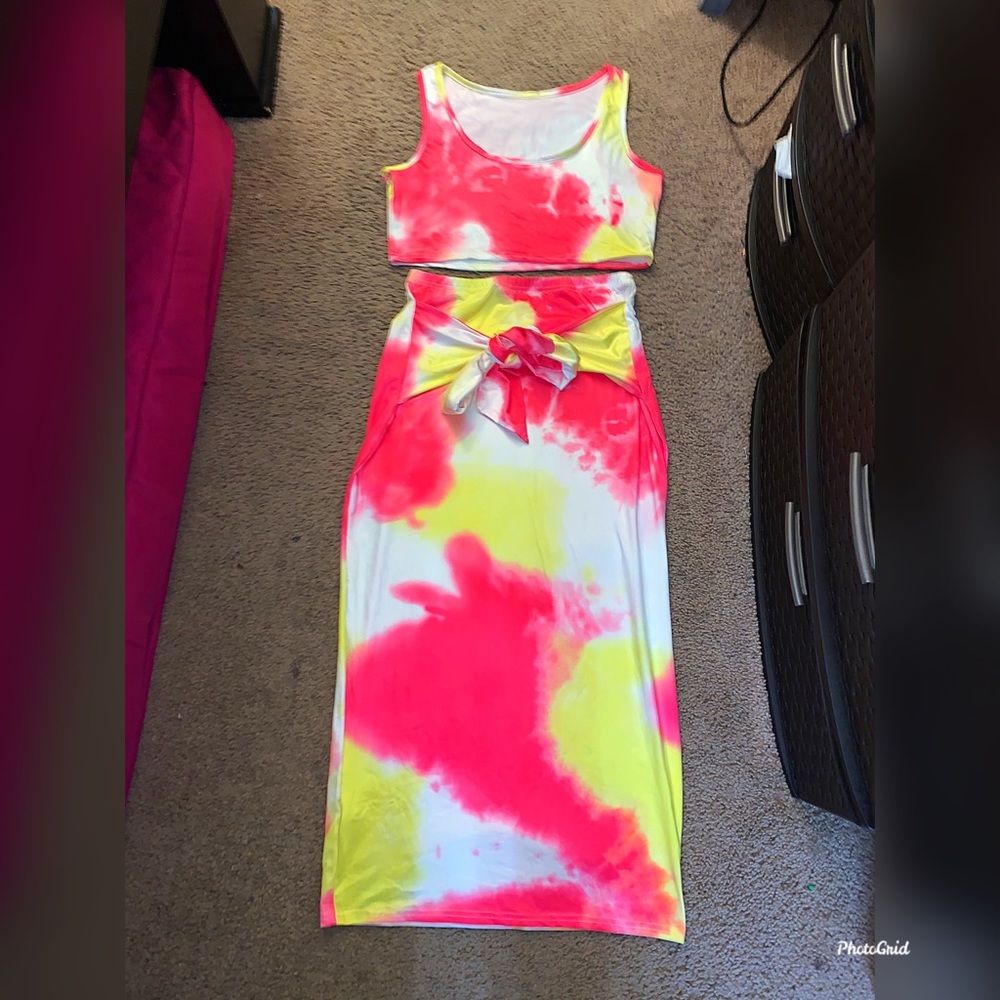 Two Piece Tie Due Skirt Set.